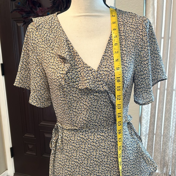 Daisy Wrap Around 40s Style Ruffle Dress - Picture 10 of 13